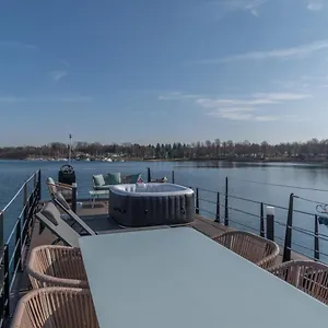 La Dolce Vita House Boat Botel